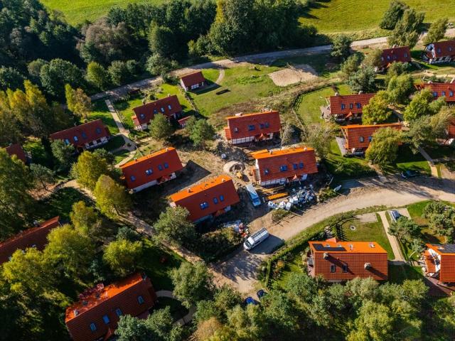 Dom w Kaszubskim krajobrazie z tarasem i pełnym wyposażeniem