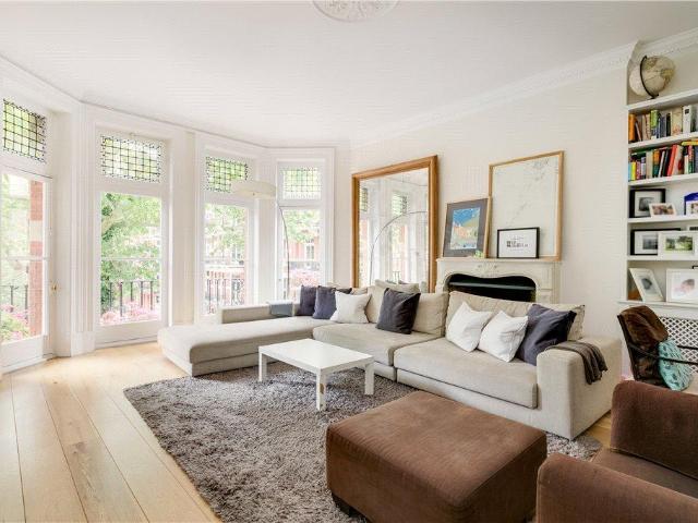 Barkston Gardens, Kensington, London. 4 bed apartment to rent £8,000 pcm £1,846 pw