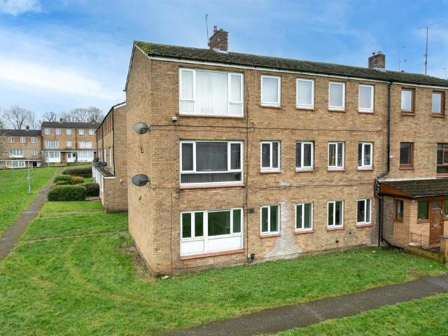 Barley Croft, Leverstock Green, Hemel. 3 bed flat to rent £1,500 pcm £346 pw