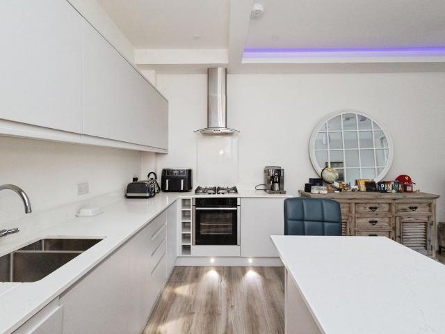 Barlow Moor Road, Manchester M20, 2 bed flat to rent, £1,750 pcm | PrimeLocation