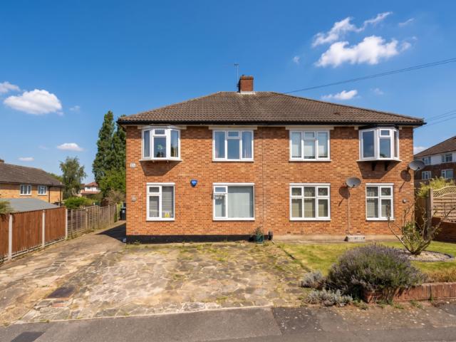 Barncroft Close, Essex IG10 2 bed apartment to rent £1,825 pcm £421 pw