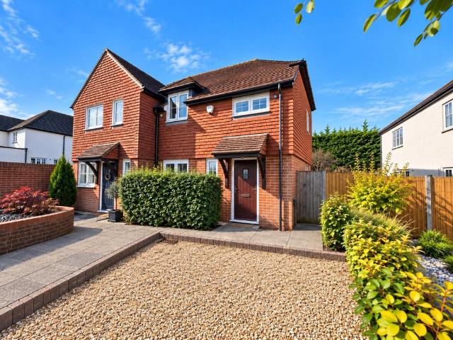 Barncroft, Farnham, Surrey, GU9 3 bed semi detached house to rent £2,250 pcm £519 pw