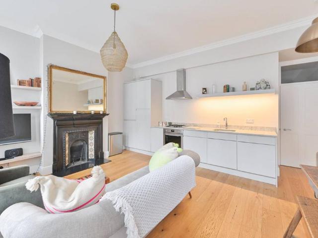 Barnard Mews, Clapham Junction. 2 bed flat to rent £4,000 pcm £923 pw