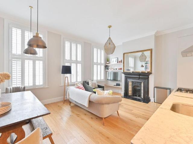 Barnard Mews, Clapham Junction. 2 bed flat to rent £4,000 pcm £923 pw