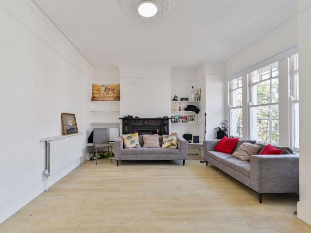 Barnard Road, Clapham Junction. 3 bed flat to rent £3,750 pcm £865 pw