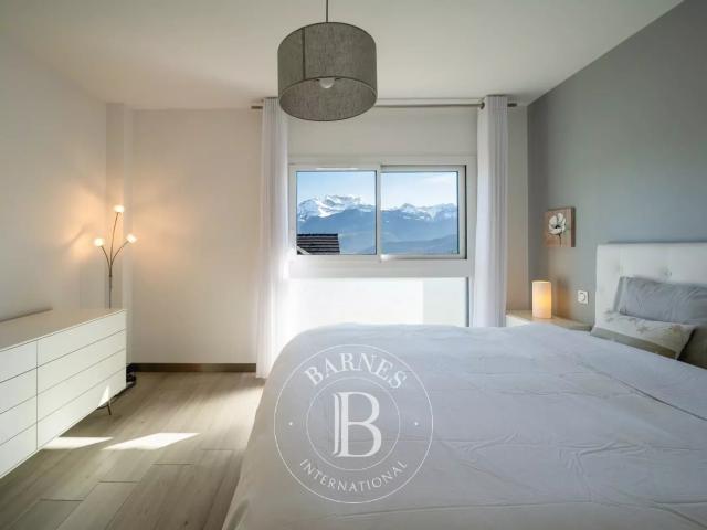 BARNES ANNECY | RIVE OUEST – VILLA RECENTE – PRESTATIONS HAUT DE GAMME – VUES LAC & MONTAGNES
