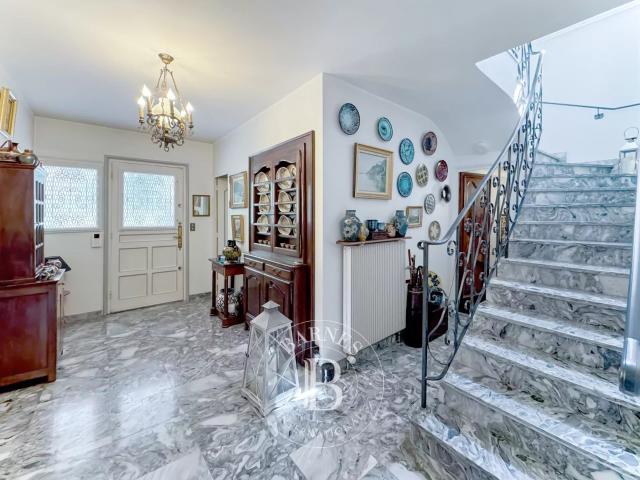 BARNES Aix les Bains – CENTRE VILLE – MAISON BOURGEOISE DES ANNÉES 70 – 5 CHAMBRES – JARDIN 1 668 m²