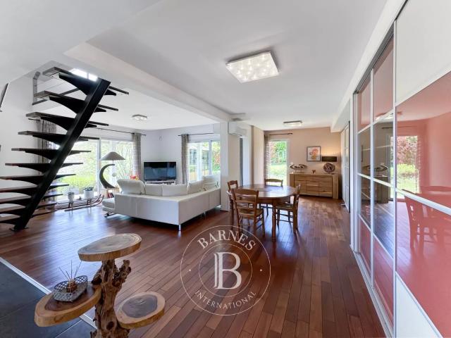 BARNES Aix les Bains – SAINT ALBAN LEYSSE – VUE MASSIF DES BELLEDONES – VILLA CONTEMPORAINE AVEC JACUZZI
