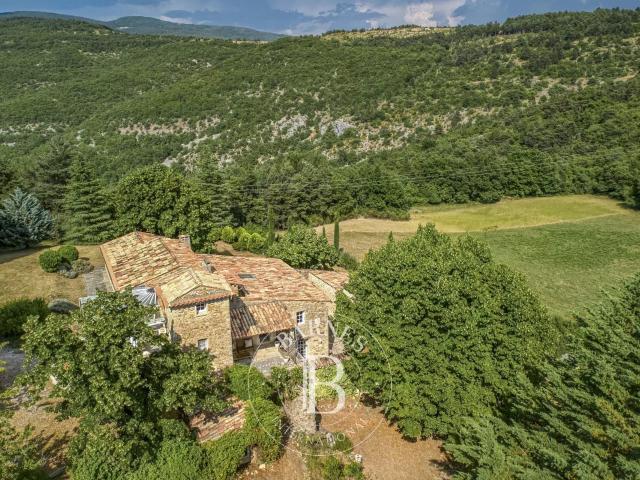 Barnes Domaine de 41 hectares avec un mas en pierre 365m. m² Sault
