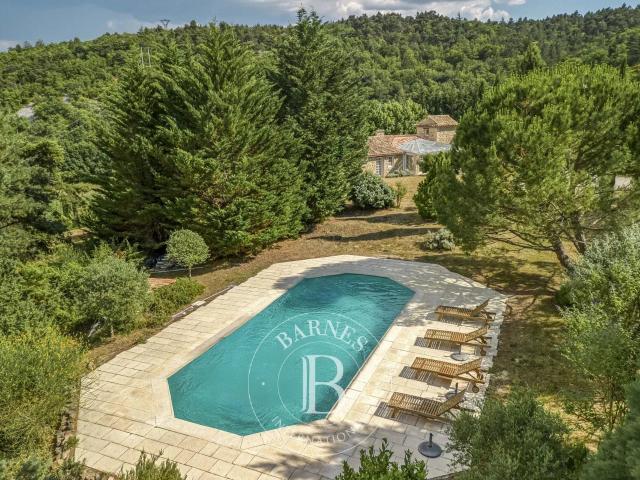 Barnes Domaine de 41 hectares avec un mas en pierre 365m. m² Sault