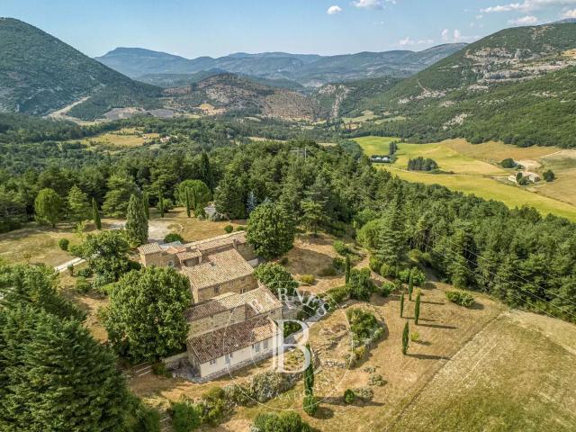 Barnes Domaine de 58 hectares avec 3 mas en pierre Pisci. m² Sault