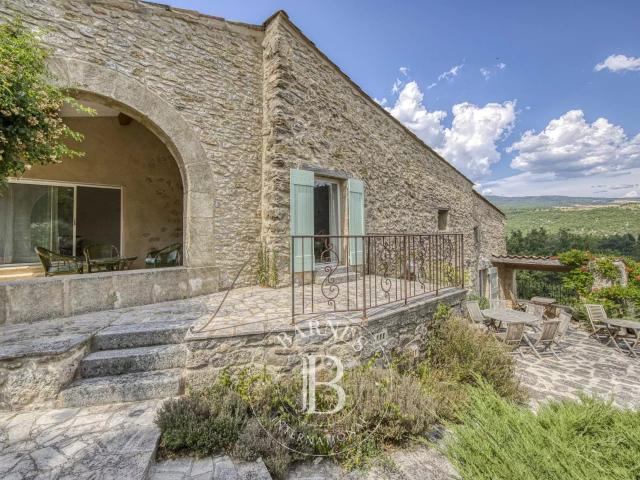 Barnes Domaine de 17 hectares avec 2 mas en pierre m² Sault