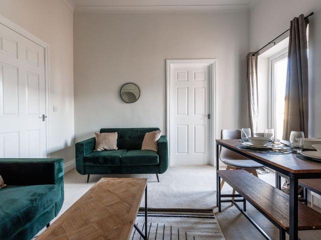 Barnes SR4, 3 bed flat to rent, £1,966 pcm | PrimeLocation