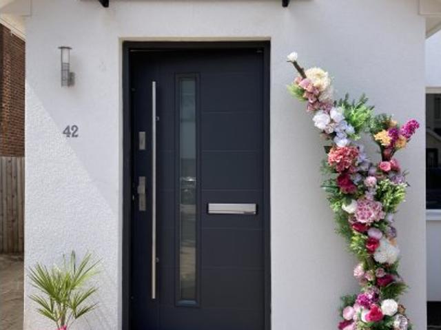Barnes Passage, London, W4 2SA, United Kingdom | 3 bed apartment for rent #127043611 | Rentberry