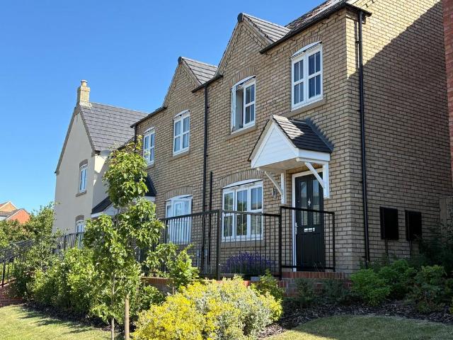 Barnes Way, Kingswood, Hull, East. 3 bed semi detached house to rent £1,095 pcm £253 pw
