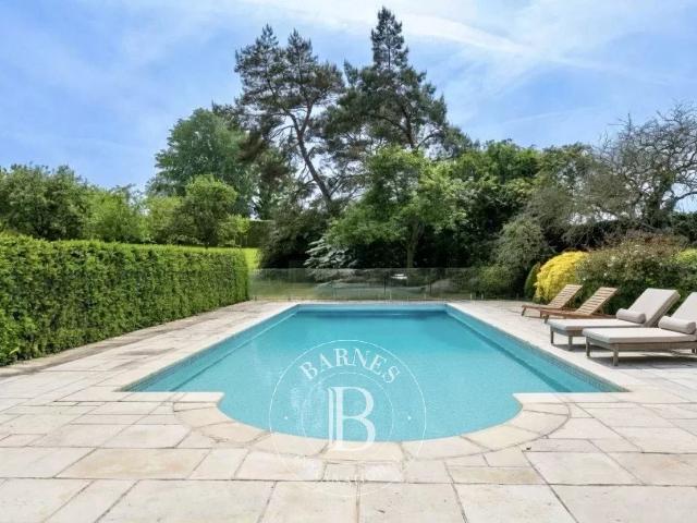 Barnes vous propose de découvrir un charmant Presbytère du X. 321m² Bayeux