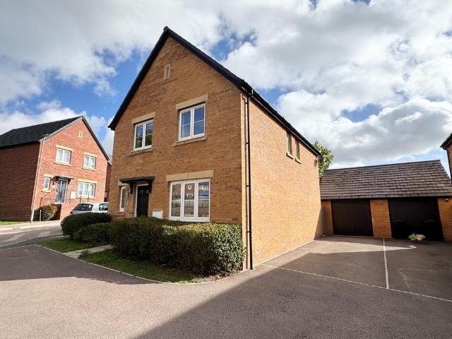 Barnett Way, Lydney 4 bed detached house to rent £1,600 pcm £369 pw