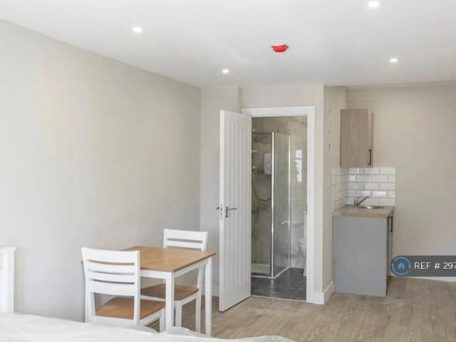 Barnett Wood Lane, Ashtead, KT21 Studio to rent £895 pcm £207 pw