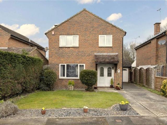 Barnetts Field, Westergate. 4 bed detached house to rent £1,550 pcm £358 pw