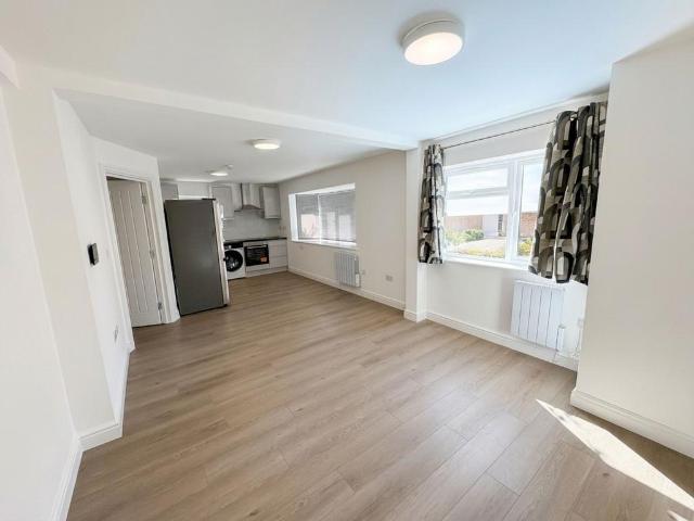Barnet Lane, Borehamwood WD6 1 bed flat to rent £1,500 pcm £346 pw