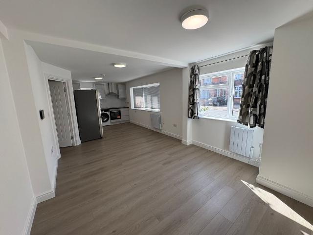 Barnet Lane, Elstree WD6, 1 bed flat to rent, £1,500 pcm | PrimeLocation