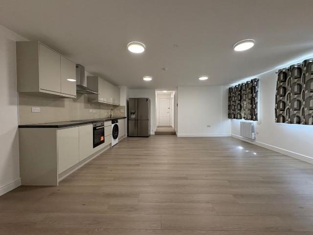 Barnet Lane, Elstree WD6, 2 bed flat to rent, £1,800 pcm | PrimeLocation