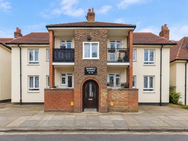 Barnfield Gardens Plumstead Common. 3 bed flat to rent £1,850 pcm £427 pw