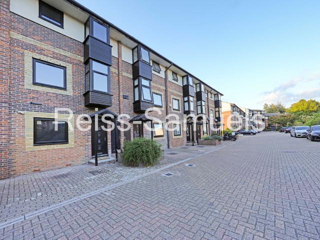 Barnfield Place, Canary Wharf, Isle Of Dogs, London E14, 5 bed town house to rent, £4,767 pcm | PrimeLocation