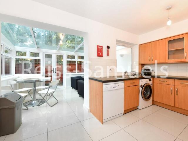 Barnfield Place, Isle of dogs, Canary. 5 bed semi detached house to rent £5,308 pcm £1,225 pw