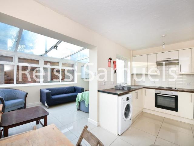 Barnfield Place, Isle of dogs, London. 5 bed townhouse to rent £4,008 pcm £925 pw