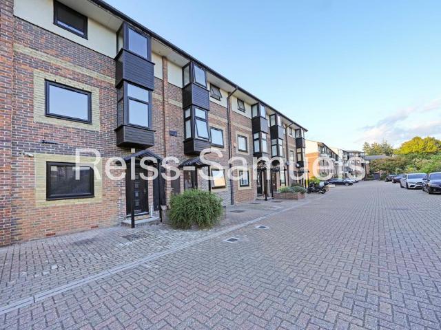 Barnfield Place, London E14 5 bed end of terrace house to rent £4,767 pcm £1,100 pw