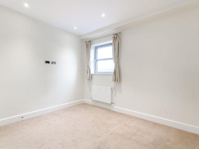 Barnsbury Lane, Tolworth, Surbiton, KT5 1 bed flat to rent £1,650 pcm £381 pw