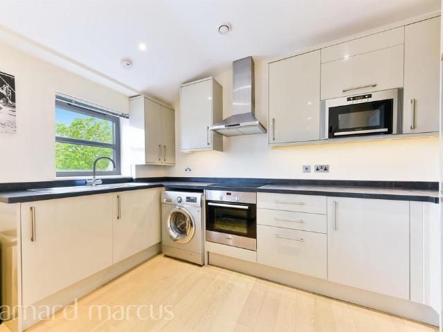 Barnsbury Lane, SURBITON 2 bed apartment to rent £1,550 pcm £358 pw