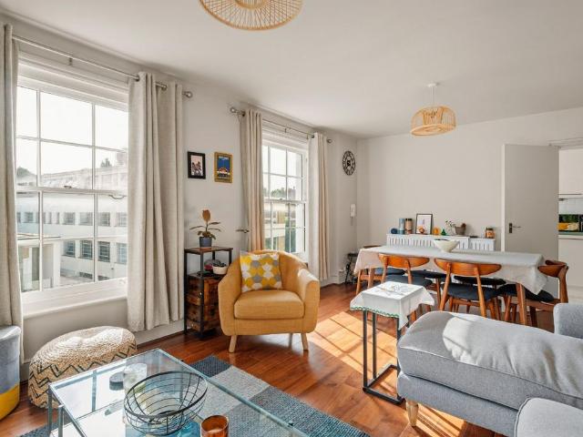Barnsbury Terrace, London, N1 2 bed apartment to rent £3,000 pcm £692 pw