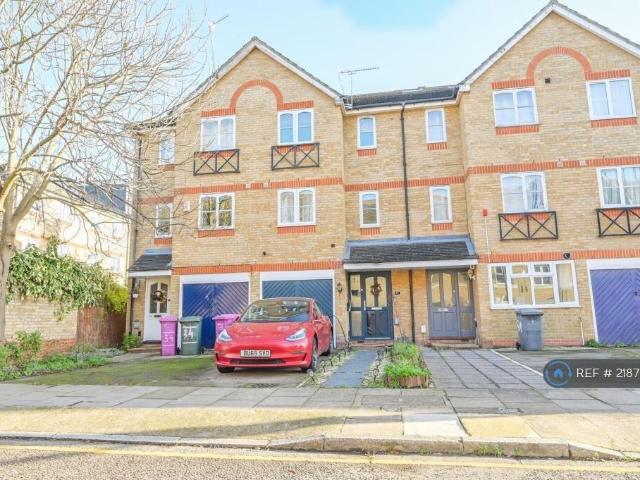 Barnsdale Avenue, London, E14 4 bed terraced house to rent £3,750 pcm £865 pw