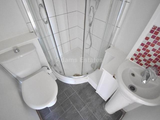 Barnsdale Road, Reading 4 bed semi detached house to rent £2,700 pcm £623 pw