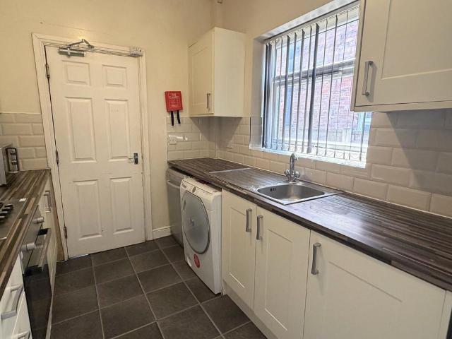 Barnsfold Avenue, Fallowfield. 6 bed semi detached house to rent £3,900 pcm £900 pw