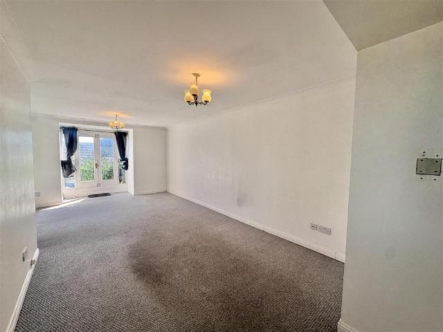 Barnstaple Road, Southend on Sea 2 bed penthouse to rent £1,575 pcm £363 pw
