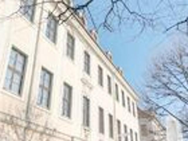 Barockviertel Königstraße: Galeriewohnung mit EBK, Gäste WC & Lift