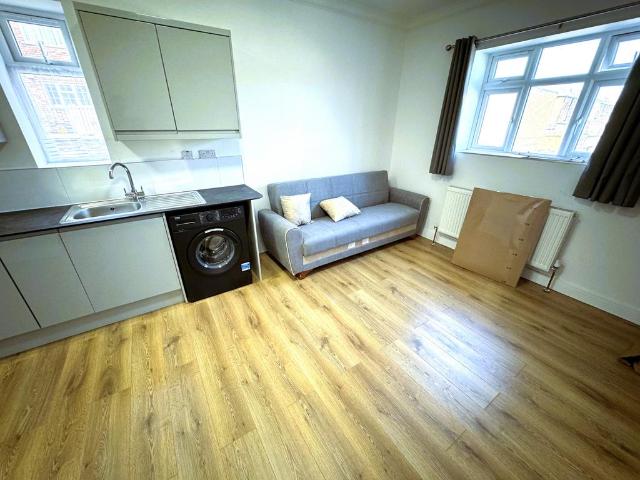 Baron Gardens, Ilford IG6 1 bed flat to rent £1,750 pcm £404 pw