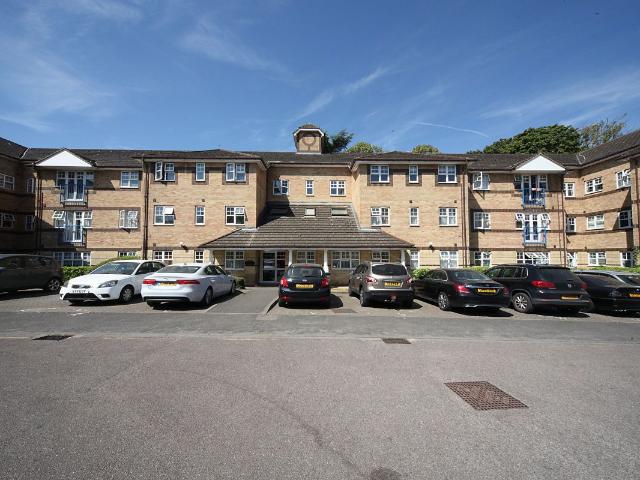 Barons Court, Earls Meade, Luton LU2, 1 bed flat to rent, £1,100 pcm | PrimeLocation