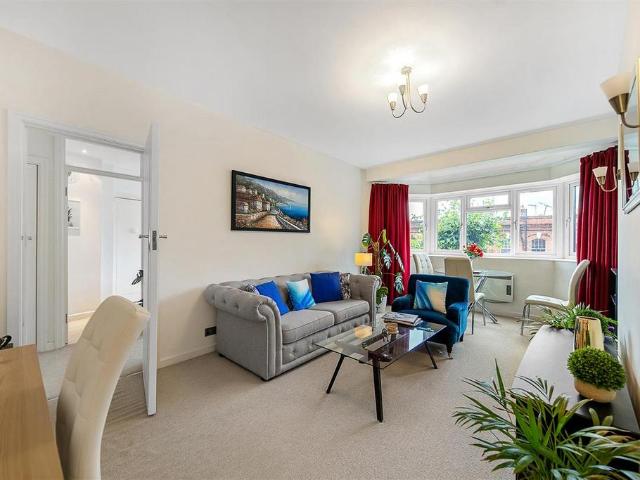 Barons Court Road, W14 1 bed flat to rent £2,450 pcm £565 pw