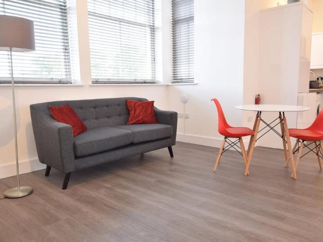 Barony Court, Nantwich Cheshire, CW5 2 bed flat to rent £915 pcm £211 pw