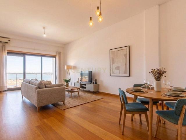 Barreiro / Lavradio Apartamento de 4 assoalhadas com varandas e lugar de parqueamento e elevador
