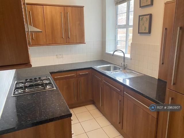 Barrington Court, London, N10 2 bed flat to rent £1,925 pcm £444 pw