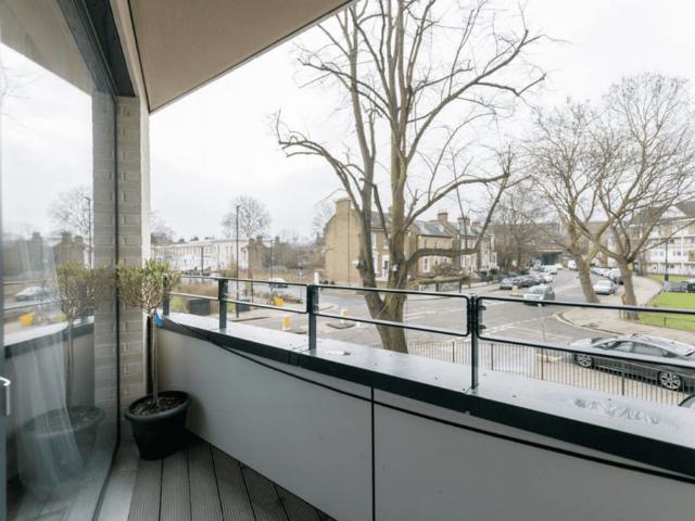 Barrington Road, London, SW9 2 bed apartment to rent £2,400 pcm £554 pw