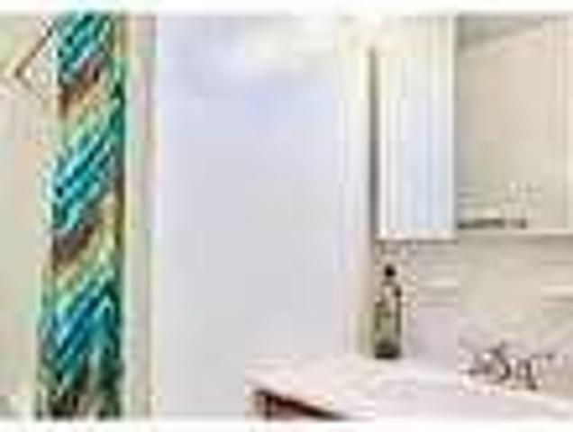 Barrington superb Apartment nearby fine dining. Parking Available!