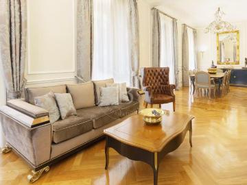 Barrio de Las Letras: 11 balcones y elegancia clásica 321m² Madrid
