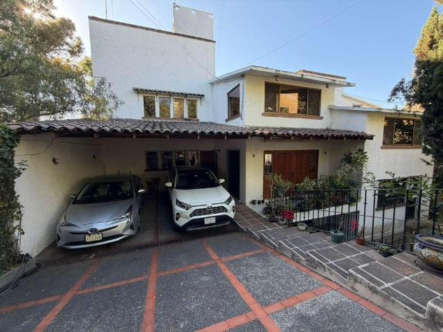 Barrio de San Francisco casa en VENTA arbolada, en condominio 4 recamaras 5 ba?os, salon de fiestas