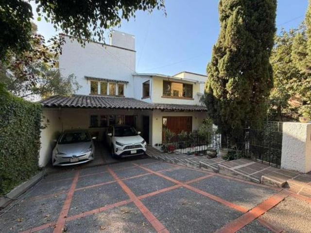 Barrio de San Francisco casa en VENTA arbolada, en condominio 4 recamaras 5 baños, salon de fiestas